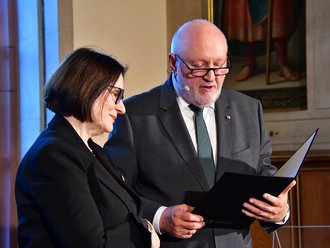 Irina Scherbakowa mit Werner D'Inka bei der Preisverleihung