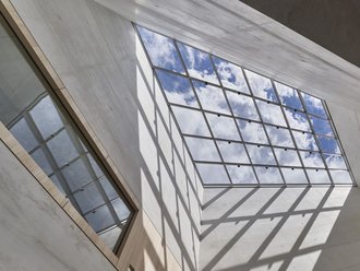 Atrium im Lichtbau des neuen Jüdischen Museums von Staab Architekten