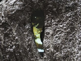 Detailaufnahme einer Skulptur aus der Ausstellung "Architekturen des Überlebens"