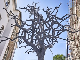 Ariel Schlesingers Skulptur"Untitled", 2019, Aluminium, gegossen. Foto: Norbert Miguletz Ariel Schlesingers Skulptur"Untitled" von 2019 vor dem Jüdischen Museum Frankfurt