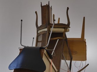 Möbelinstallation "The Glory and the Misery of our Existence" von Nir Alon
