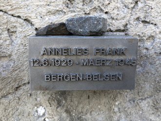 Gedenkstein für Anne Frank an der Gedenkstätte Börneplatz. Foto: Jüdisches Museum Frankfurt, Gedenkstein für Anne Frank an der Gedenkstätte Börneplatz. Foto: Jüdisches Museum Frankfurt,