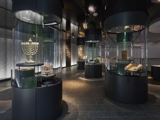 Blick ins Museum Judengasse mit runden Glasvitrinen